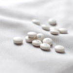 Close-up van methylfenidaatmedicatie in pilvorm, uitgestald op een doek, met de vraag: "Zijn deze pillen verslavend of niet?"