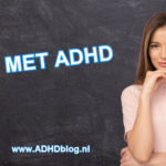 Een juf met ADHD staat voor de klas.