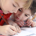 kinderen studeren op school