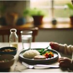 Kind geniet van een gezonde maaltijd met rijst, groenten, en mager vlees als onderdeel van het fewfoods-dieet voor ADHD.