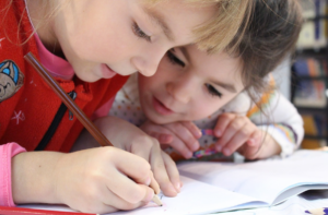 Hoe help je je kind met ADHD of autisme succesvol te zijn op school?