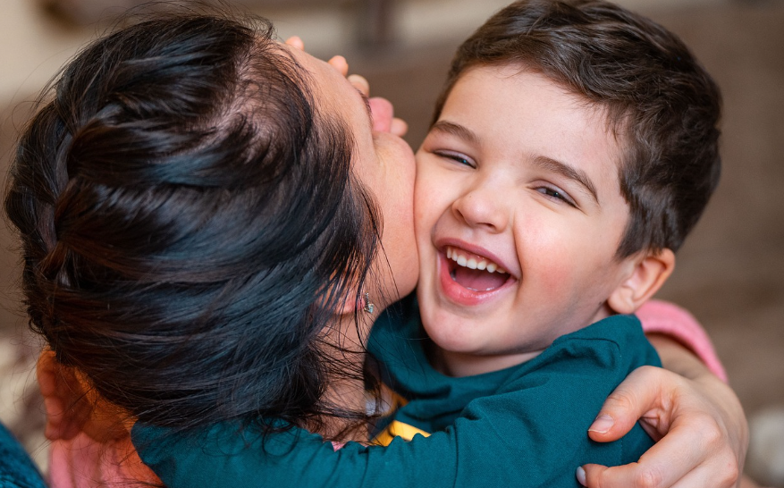 Moeder houdt zoon met ADHD vast.