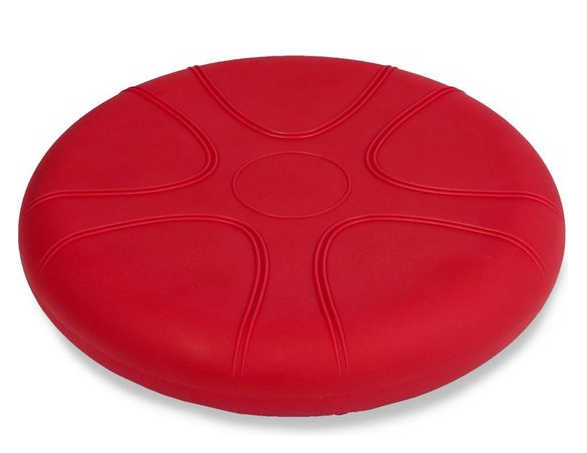 Een rood wiebelkussen voor kinderen en volwassenen met ADHD