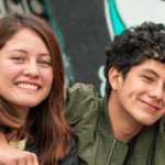 Vrouw en man met ADHD zitten naast elkaar en hebben een relatie