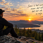 Man kijkt uit over een landschap tijdens zonsondergang, terwijl hij nadenkt over ADHD en de drukte in zijn hoofd